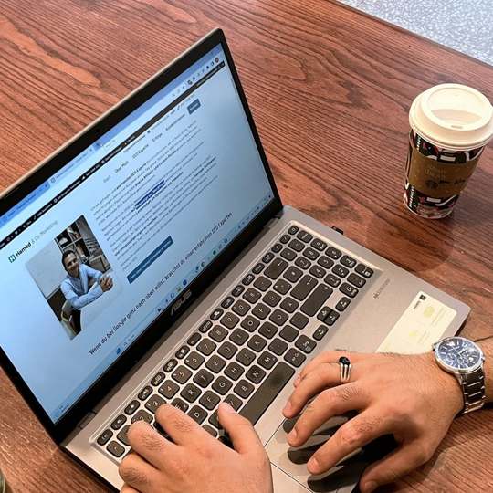 Hamed Farhadian arbeitet am Laptop an einer Website.