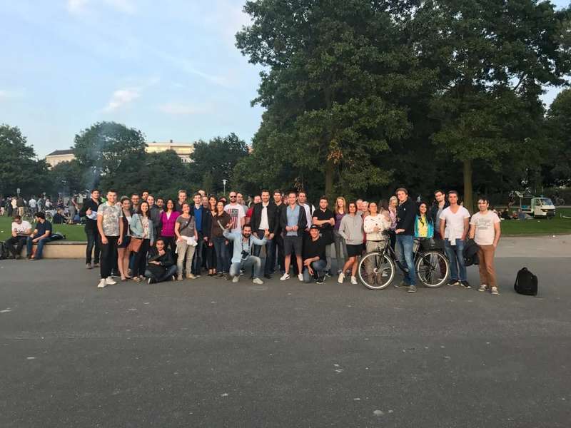 Large group at Walk & Talk Hamburg on a lawn in the evening